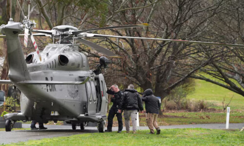 Hunt for Australian police killer continues amid alpine weather