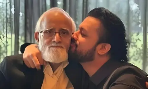 والد کے انتقال کے بعد کنسرٹ کرنے پر تنقید کرنے والوں کو عاطف اسلم کا دوٹوک جواب