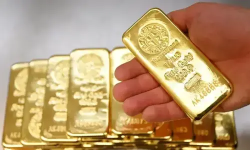 Gold prices drop in Pakistan, track global market decline