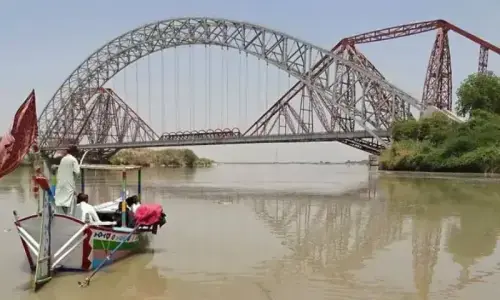 Floodwaters head towards Sindh, next 24 hours &lsquo;critical&rsquo;, officials warn