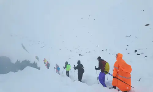 Hundreds of trekkers escape from blizzard-struck Everest in Tibet