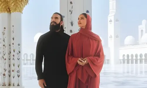 دیپیکا کے ابو ظہبی میں حجاب پہننے پر تنقید کیوں ہو رہی ہے؟