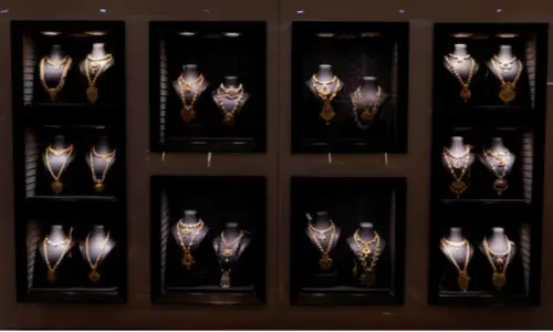 Gold extends record gains on US-China strains, rate-cut bets