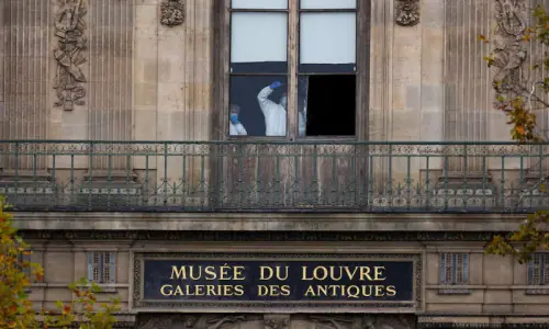 Suspects in Louvre jewel heist arrested near Paris