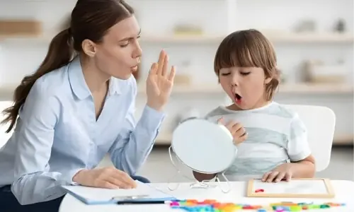 بچے کو روانی سے انگریزی سکھانے کیلئے 4 عادتیں روز اپنائیں بچے کو روانی سے انگریزی سکھانے کیلئے 4 عادتیں روز اپنائیں