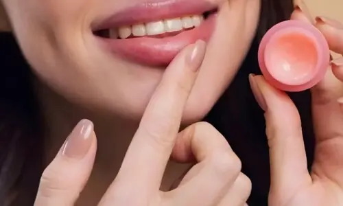 سردیوں میں گھر پر لِپ بام بنانے کے 5 آسان طریقے سردیوں میں گھر پر لِپ بام بنانے کے 5 آسان طریقے