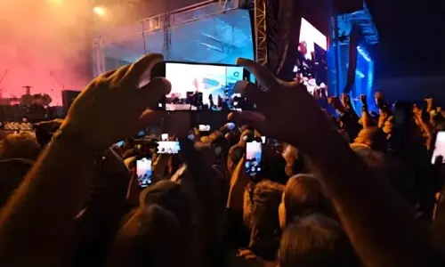 بھارت میں ہالی ووڈ گلوکار کے کانسرٹ میں 76 لاکھ روپے کے موبائل فونز چوری بھارت میں ہالی ووڈ گلوکار کے کانسرٹ میں 76 لاکھ روپے کے موبائل فونز چوری