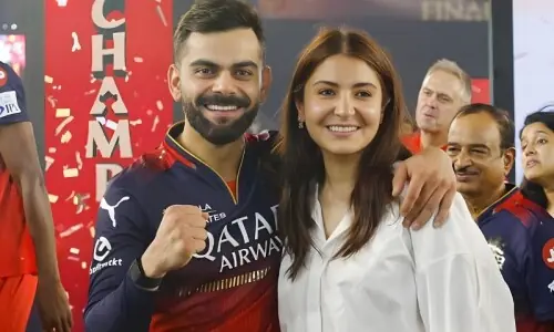 روٹی 118، بریانی ہزار روپے: ویرات کوہلی کے ریسٹورنٹ میں لوٹ مچ گئی روٹی 118، بریانی ہزار روپے: ویرات کوہلی کے ریسٹورنٹ میں لوٹ مچ گئی