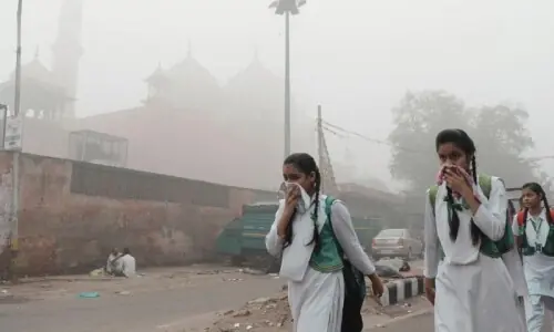 مائگرین اور اسٹروک: نئی دہلی کی زہریلی ہوا دماغ کو شدید نقصان پہنچانے لگی مائگرین اور اسٹروک: نئی دہلی کی زہریلی ہوا دماغ کو شدید نقصان پہنچانے لگی