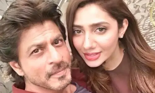 ماہرہ خان کو شاہ رخ خان کی سالگرہ پر مباکباد کا پیغام دینے پر مداح برہم