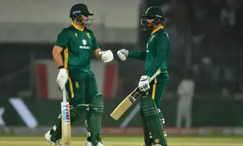 South Africa crush Pakistan by 8 wickets in second ODI, level series 1-1