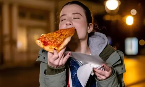 پیزا کا ایک ٹکڑا کھانے کے بعد ہاتھ کیوں رُکنے کا نام نہیں لیتا؟