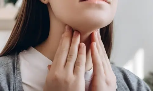 صبح اٹھتے ہی گلے میں خشکی یا خراش محسوس ہوتی ہے؟ ممکنہ اسباب اور آسان علاج