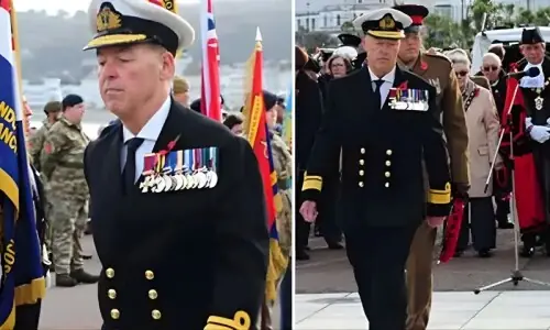 برطانیہ میں بہروپئے نے انتہا کردی! ایڈمرل بن کر فوجی تقریب میں شرکت