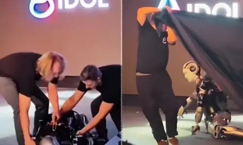 روس کا روبوٹ اپنے پہلے مظاہرے میں ہی منہ کے بل گرپڑا، ٹیم نے چادر ڈال کر چھپایا