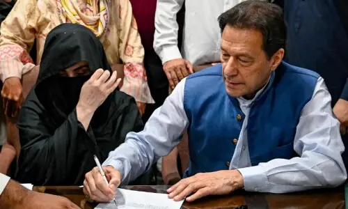 بشریٰ بی بی کا عمران خان کے سرکاری فیصلوں پر روحانی اثر، برطانوی جریدے کی رپورٹ میں انکشاف