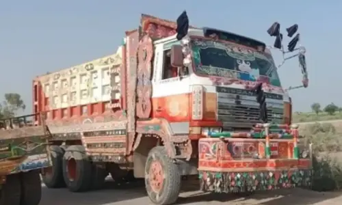 کراچی: ٹریفک پولیس کو ٹریکرز کا کنٹرول نہ دینے والے ڈمپرز اور ٹینکرز پر پابندی عائد