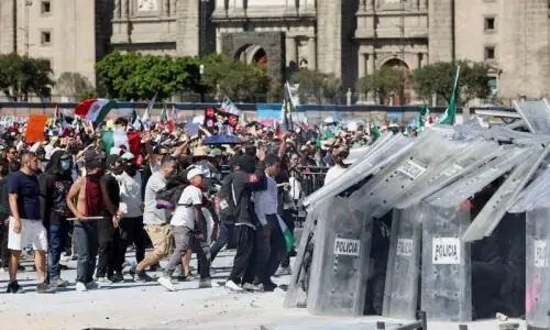 میکسیکو میں ’جین زی‘ کا ملک گیر پُرتشدد احتجاج، میئر کے قتل نے غصہ بھڑکا دیا