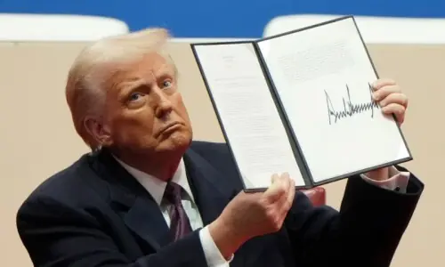 امریکی محکمہ انصاف نے خاموشی سے ٹرمپ کے صدارتی معافی ناموں پر موجود دستخط بدل دیے