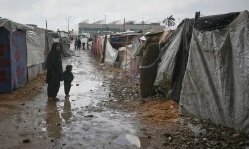 غزہ میں موسم سرما کی پہلی بارش، فلسطینیوں کے ہزاروں خیمے ڈوب گئے