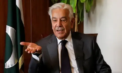 اکنامسٹ کی خبر درست ہے، بشریٰ بی بی جنرل فیض کے لیے کام کرتی تھیں: خواجہ آصف