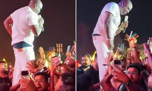 بھارتی عوام کی کانسرٹ میں ہالی وڈ گلوکار کا ٹراؤزر اتارنے کی کوشش