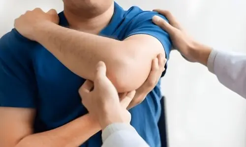 اکڑے ہوئے کندھے کو ٹھیک کرنے کے لیے ’ہارورڈ‘ سے منظور شدہ 7 ورزشیں