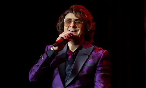 سونو نگم اور محمد رفیع کی اے آئی کی مدد سے لائیو پرفارمنس