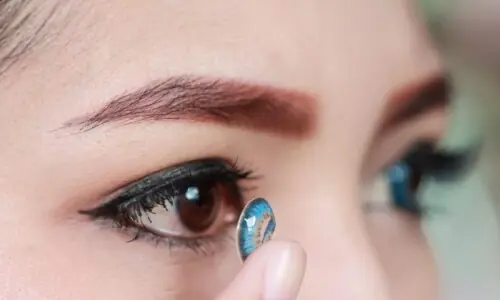 رنگین کانٹیکٹ لینس لگانے والی خواتین پہلے یہ خطرناک حقیقت جان لیں