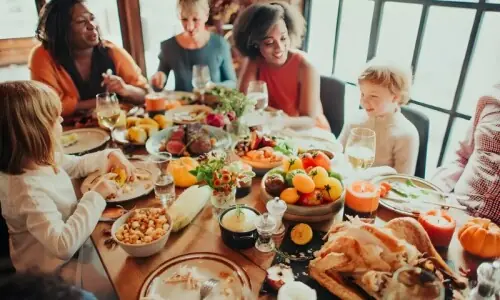 انسانوں کو ایک ساتھ کھانا کیوں پسند ہے؟ انسانوں کو ایک ساتھ کھانا کیوں پسند ہے؟