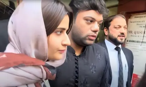 ضمانت کے بعد ڈکی بھائی کی میڈیا پر پہلی جھلک، مداح پریشان ضمانت کے بعد ڈکی بھائی کی میڈیا پر پہلی جھلک، مداح پریشان