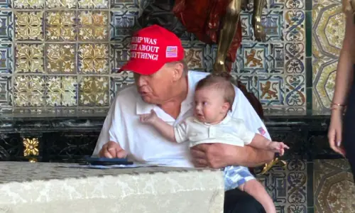 صدر ٹرمپ کی اپنے لبنانی نواسے کو گود میں بٹھائے تصویر وائرل