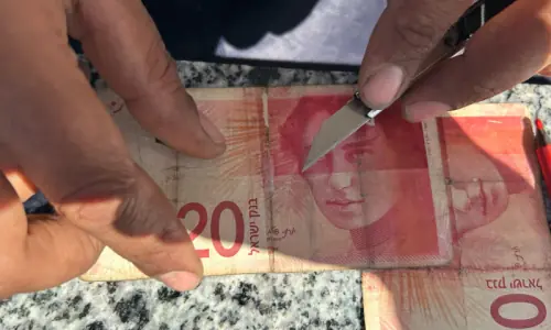 غزہ میں لوگ پھٹے نوٹ کیوں جوڑ رہے ہیں؟