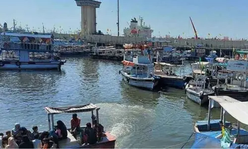 کراچی: سمندر میں دو مسافر لانچوں میں تصادم، دو خواتین جاں بحق، 12 مسافر زخمی