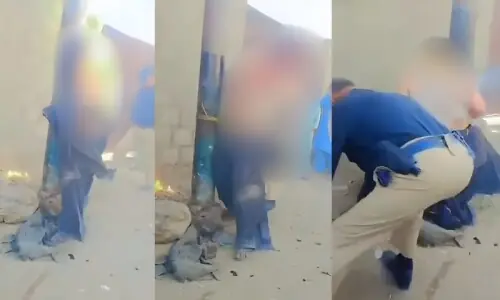 کراچی: مشتعل ہجوم نے ڈاکو کو کھمبے سے باندھ کر زندہ جلا دیا، مقدمہ درج، ایس ایچ او معطل