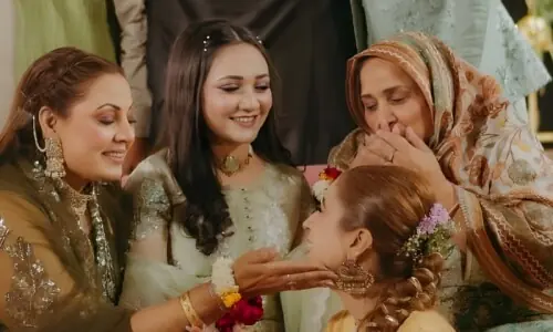 رجب بٹ کی والدہ کے اپنی بہو کے بارے میں توہین آمیز بیانات پر صارفین سیخ پا