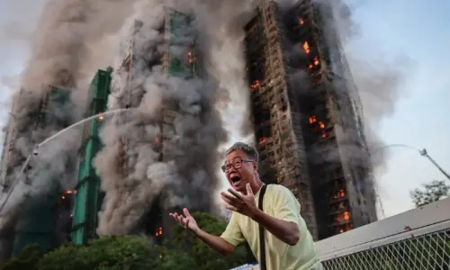 ایک تصویر ہانگ کانگ میں لگی آگ کا عالمی چہرہ کیسے بنی؟