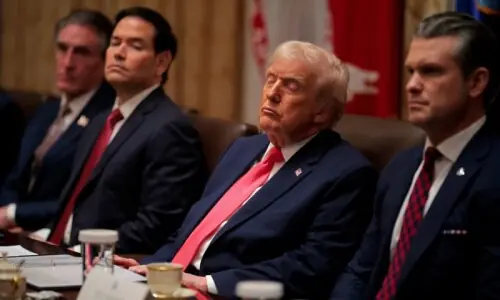 ٹرمپ کے چاق و چوبند ہونے کے دعوے اور پھر میٹنگز میں نیند کے جھونکوں کی دلچسپ کہانی