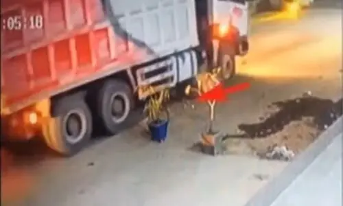 نیپا سانحہ: مین ہول کا ڈھکن کیسے غائب ہوا؟ نئی ویڈیو سامنے آگئی