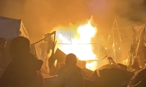 غزہ میں اسرائیلی میزائل حملہ، خیموں میں آگ لگ گئی