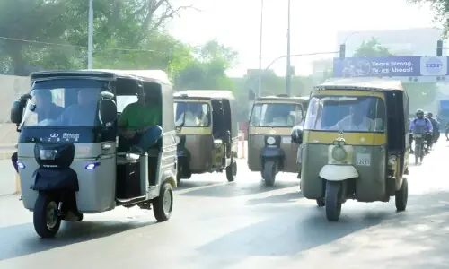 کراچی کی 26 اہم شاہراہوں پر رکشوں کے داخلے پر پابندی عائد