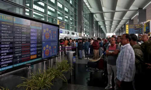 بھارتی ایئرپورٹس پر افراتفری: ملک کی سب سے بڑی ایئرلائن کی سیکڑوں پروازیں منسوخ