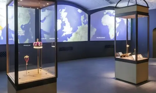 لندن ٹاور میں شاہی تاج کے ڈسپلے پر کسٹرڈ پھینکنے والے 4 افراد گرفتار