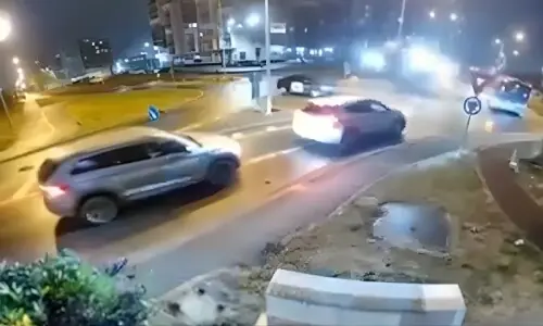 تیز رفتار کار کو حادثہ، مرسڈیز اڑتی ہوئی دو گاڑیوں کے اوپر سے گزر گئی، ویڈیو وائرل