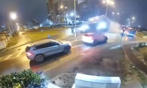 تیز رفتار کار کو حادثہ، مرسڈیز اُڑتی ہوئی دو گاڑیوں کے اوپر سے گزر گئی، ویڈیو وائرل تیز رفتار کار کو حادثہ، مرسڈیز اُڑتی ہوئی دو گاڑیوں کے اوپر سے گزر گئی، ویڈیو وائرل