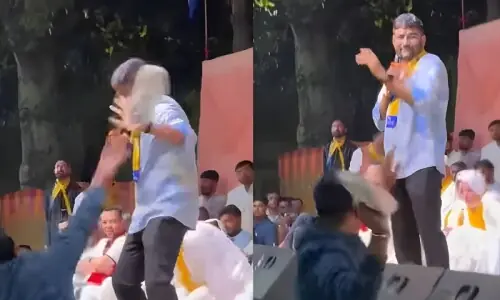 بھارتی سیاسی رہنما کو تقریر کے دوران شہری نے جوتا دے مارا