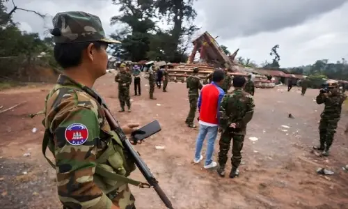تھائی لینڈ کے کمبوڈیا پر فضائی حملے، ایک دوسرے پر جنگ بندی کی خلاف ورزی کے الزامات عائد