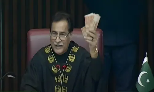 ’یہ نوٹ کس کے ہیں؟‘ متعدد اراکینِ قومی اسمبلی نے ہاتھ کھڑے کر دیے