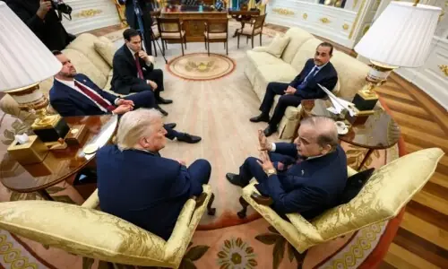 ’پاکستان امریکا کے ساتھ مؤثر سفارتی تعلقات بنانے میں کامیاب؛ بڑا فوجی یا معاشی پیکیج ملنے کا امکان کم‘