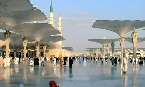 مدینہ منورہ میں موسلادھار بارش، صحرائی وادیاں پانی سے بھر گئیں